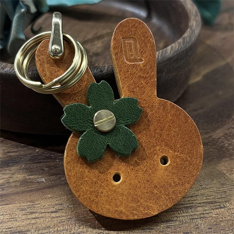 

Porte-clés en cuir véritable fait à la main petit lapin blanc cuir décoration rétro pour sac жёлтый