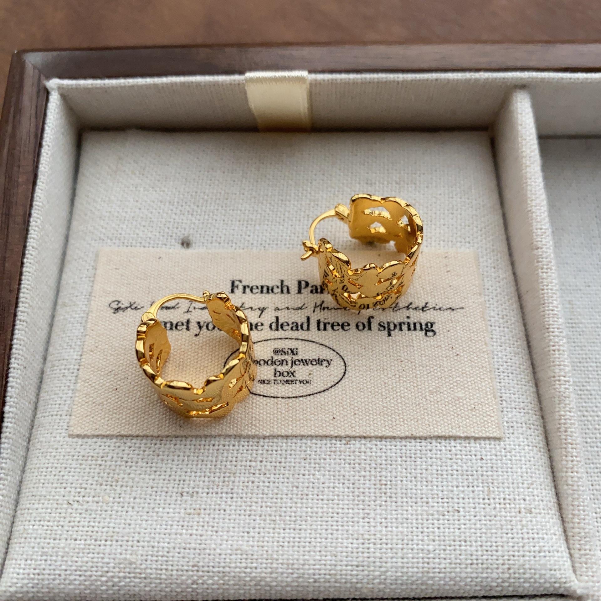 

Three-dimensional relief texture earrings earrings retro light luxury fashion gorgeous personality design high sense commuter earrings women