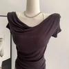 Unregelmäßiges Plissee-Off-Shoulder-Kuhhals-T-Shirt - Sommer 2024