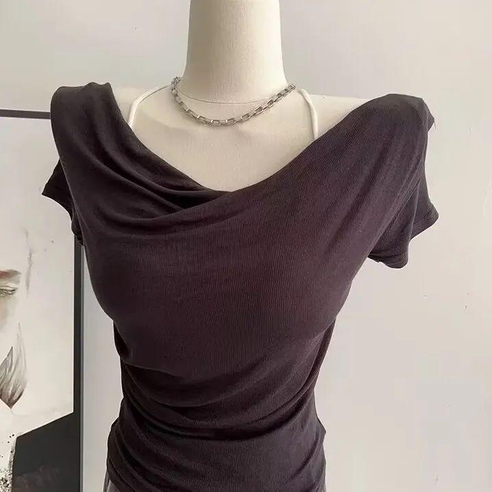Unregelmäßiges Plissee-Off-Shoulder-Kuhhals-T-Shirt - Sommer 2024