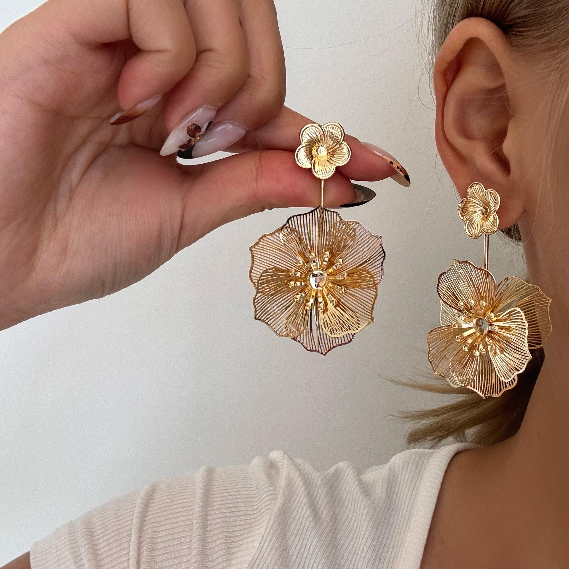 European-American Metal Flower Stud Earrings: High-End, Fashionable Design with a Luxurious and Unique Sense of Style.
