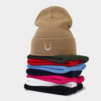 Neue süße kleine Smiley-Gesicht einfache Stickerei Strickmütze Herren und Damen College-Stil vielseitig Wolle Stapelhut
