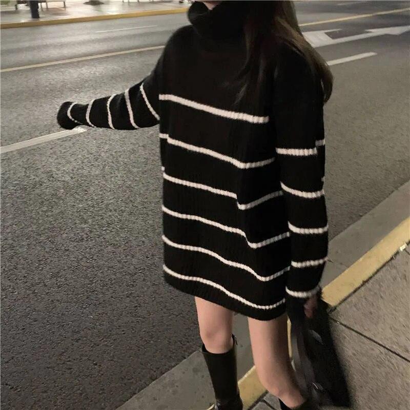 Dámský dlouhý svetr s rolákem Černobílý pruh Volný pletený pulovr Střední délka Teplý Streetwear styl Svetr Podzim a Zima