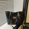 The New Fashionable Commuter Women's Bag Is Now Popular, Butterfly Holder, Extra-large Bag, and Women's Large-capacity Beautiful Shoulder Bag.