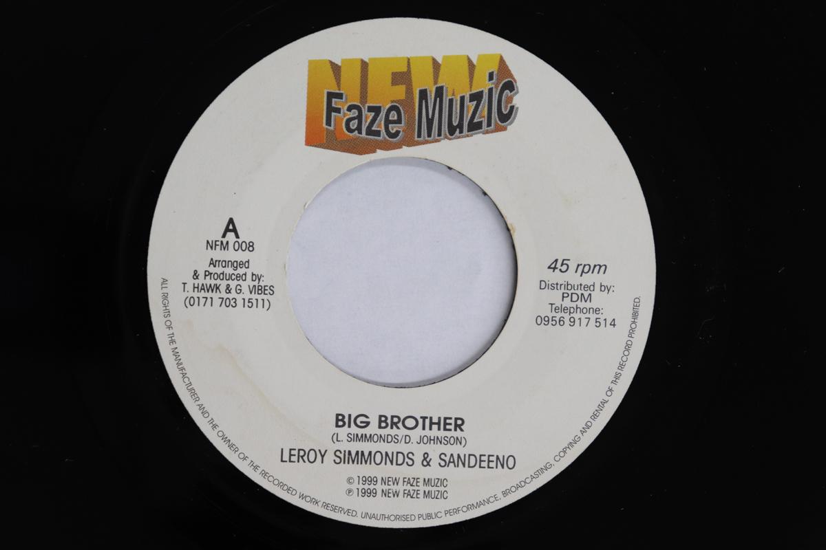 

7-дюймовая пластинка LEROY SIMMONDS, SANDEENO / G. VIBES - Старший брат/ Я не хочу жить T NFM008 NEW FAZE MUZIC 1999 Великобритания Регги, Ска и Даб Б/У
