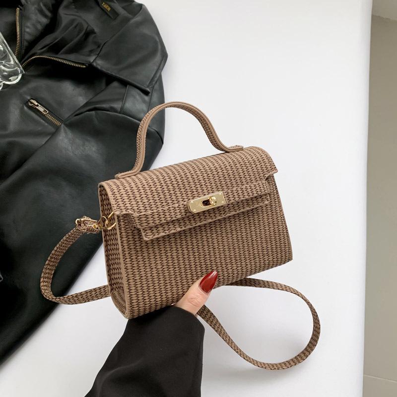 

Корейская версия женской трендовой сумки-мессенджера 2025 новая сумка женская трендовая модная сумка на плечо повседневная простая маленькая квадратная сумка коричневый