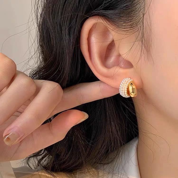 Elegante Ohrclips mit Perlen-Metallbogen – Herbstkollektion 2024, kein Piercing erforderlich.