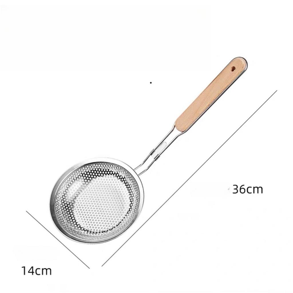 Edelstahl-Sieb mit ergonomischem Holzgriff und feinem Netz für effizientes Abseihen