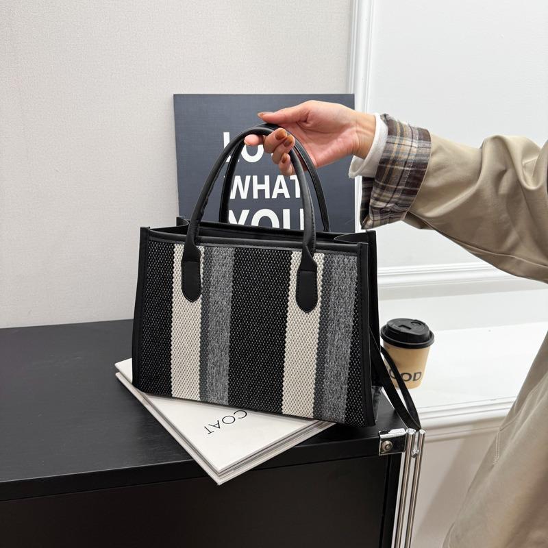 New Women's Bags Are Fashionable and Versatile, Casual and Trendy, Large Capacity, Shoulder Crossbody, Light Luxury Niche