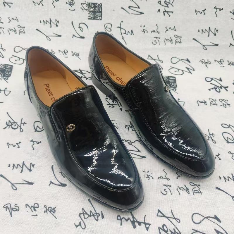 

High-end first-layer cowhide small Korean board shoes men s British style leather shoes genuine leather glossy business dress foot cover best man shoe 43 чорний
