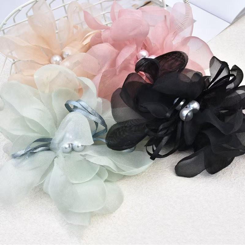 Ručně vyrobená mašle z perlové příze: Organzová květina pro vlasové a oděvní doplňky, šperky a DIY řemesla