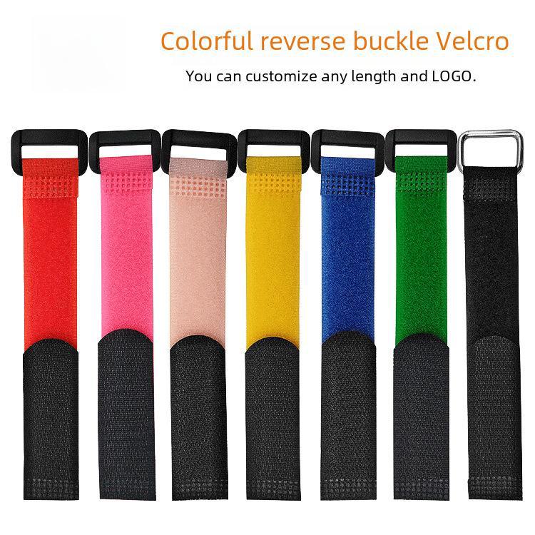 Klettverschlussband mit umgekehrter Schnalle für Datenkabel und Befestigung mit quadratischer Schnalle.