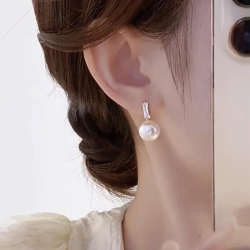 Orecchini a Bottone con Perle in Stile Francese - Accessori per Orecchie Casual Unici ed Eleganti per Donna. Realizzato in Argento 925.