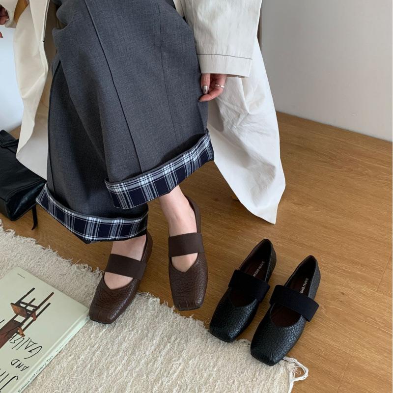 Niche design sense one word pig nose ballet single shoes women's 2025 autumn new model elephant pattern square head inner height increase Mary