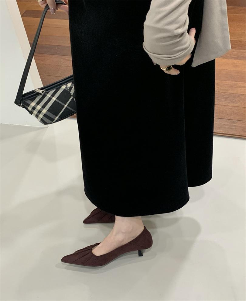 Zapatos individuales plisados de punta de tacón medio alto francés para gatito, zapatos de mujer verano 2025, temperamento, ante negro, zapatos de oficina