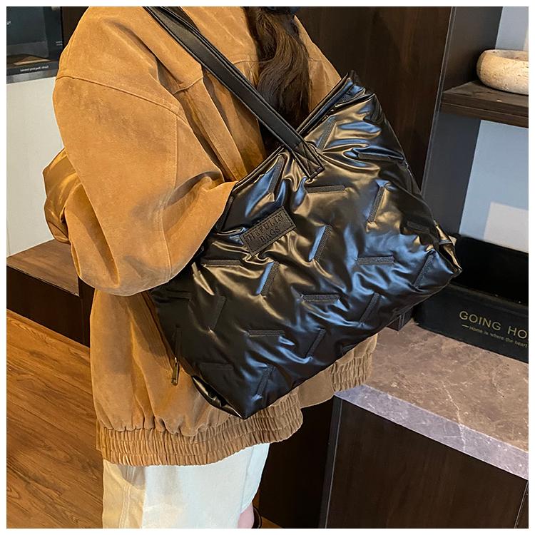 Simple and casual women's fall and winter new style bag. Simple crossbody bag. Fashiable and trendy handbag. Large capacity to