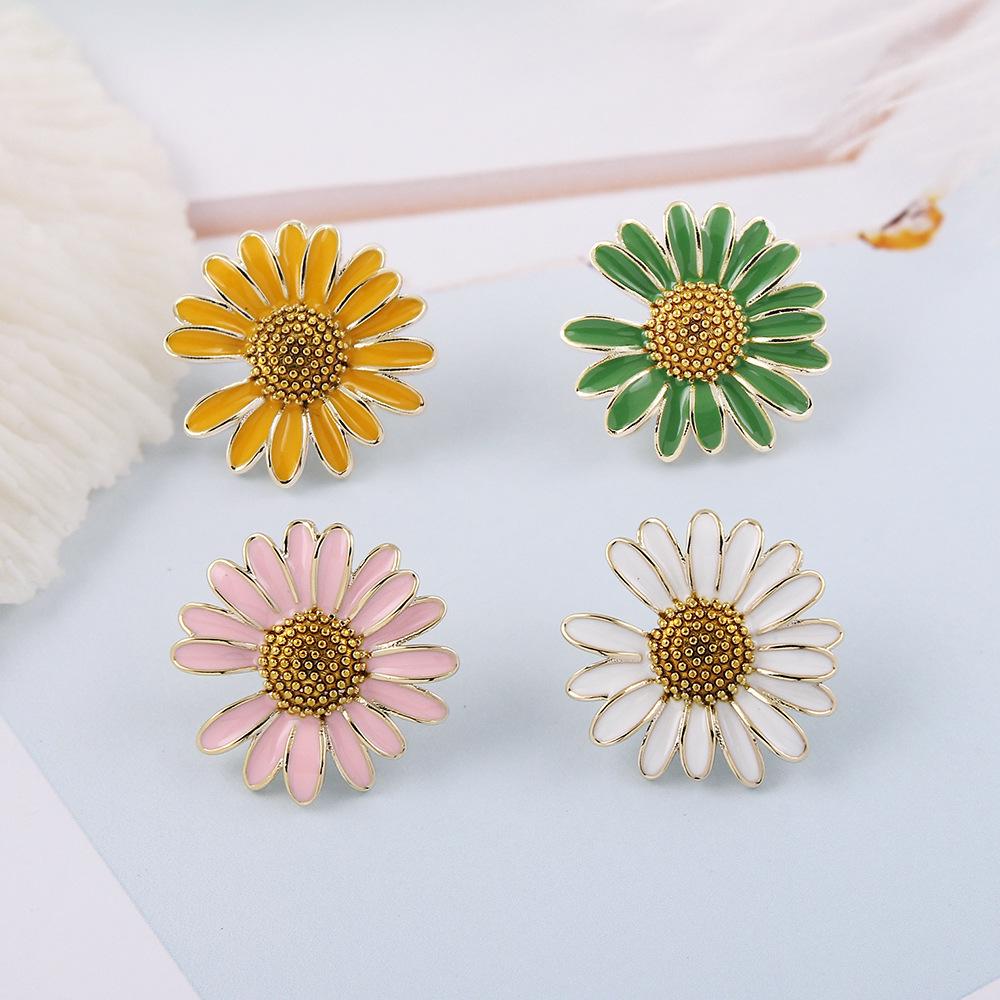 Drip Oil Small Daisy Brooch - Women's Anti-Exposure Corsage Pin Buckle, High-End Clothing Accessory.