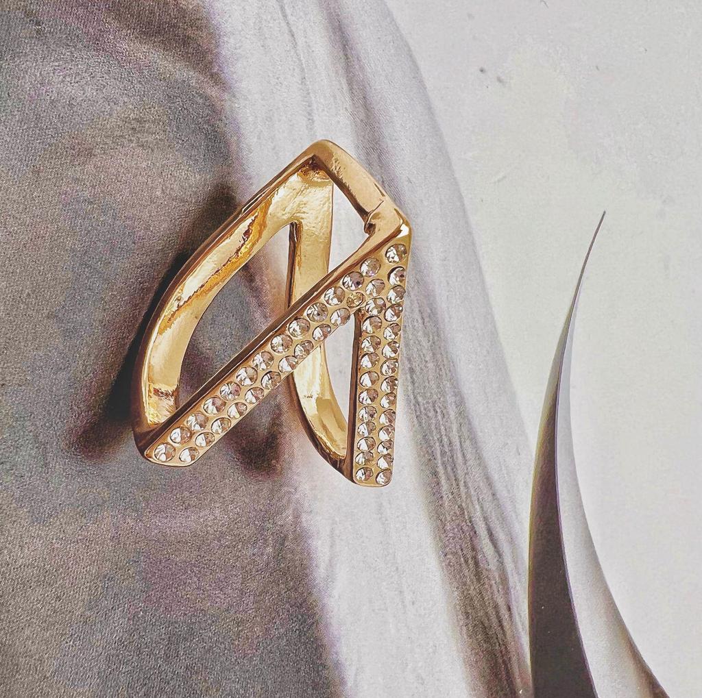 Seidenschal-Schnalle im koreanischen Stil in V-Form: Elegantes und minimalistisches Schal-Accessoire