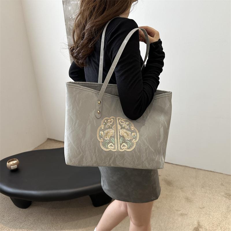 Casual beautiful bag women's spring and summer new commuter messenger bag niche personality portable tote bag