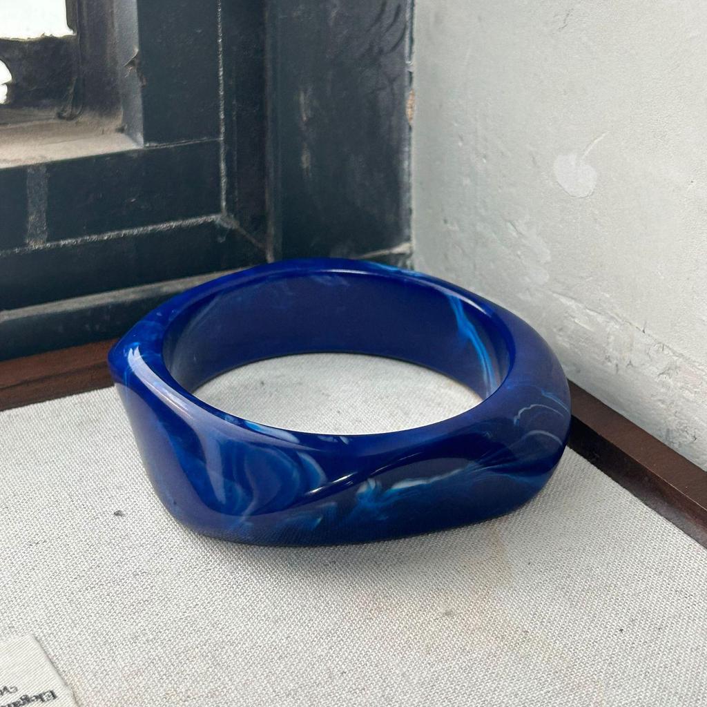 Retro Macaron Color Bangle: Stylish Women's Fashion Bracelet with Unique Niche Design