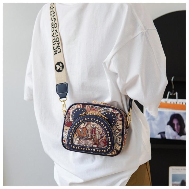 BEIBAOBAO New Canvas Embroidered Small Square Bag Cute Cartoon Small Bear One Shoulder Bags Fashionable Exquisite Design Rivet Women's Messenger Bag