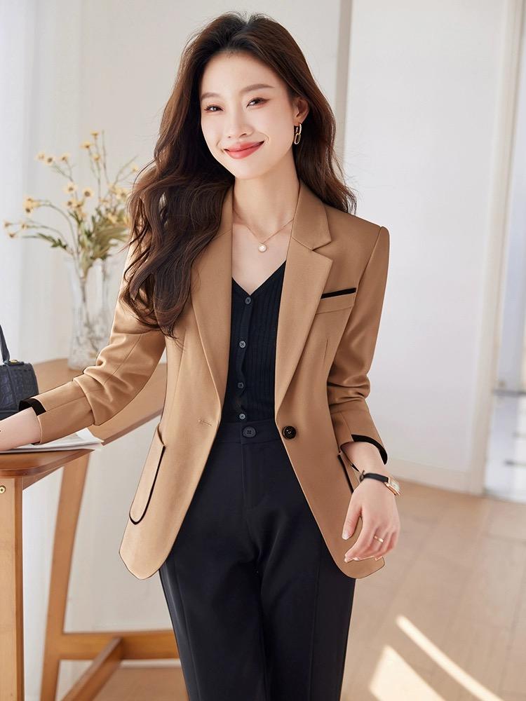 Sophisticated Women's Blazer for A Chic and Professional Look