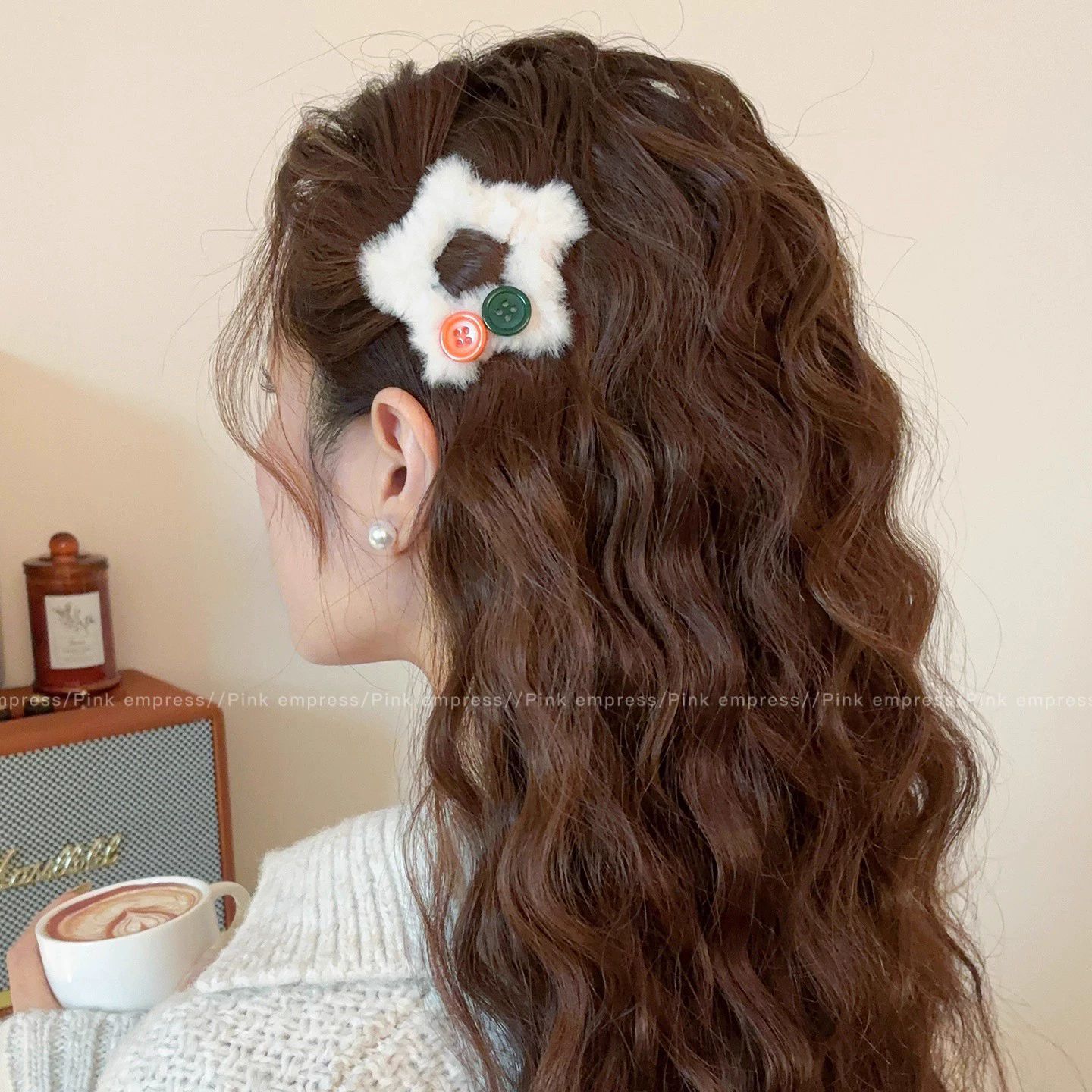 

Autumn and winter new plush star button hairpin bangs clip broken hair edge clip design sense plush hair accessories hairpin