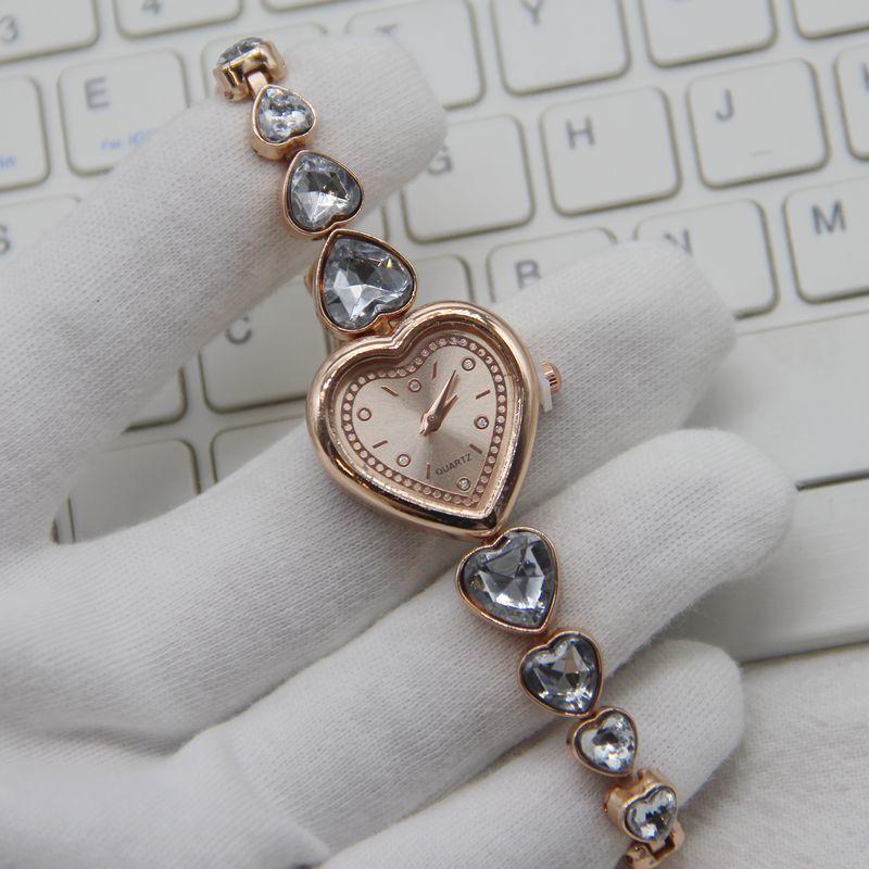 1Pc  Hot-selling Love Big Diamond Bracelet Watch Female, Korean Version of Elegant Temperament Versatile Watch, Student Quartz Watch