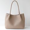 Handgewebte Leder-Tragetasche Damen Mittlere Größe Crossbody oder Unterarm-Stil Weiches Echtes Rindsleder Minimalistisches Schickes Design