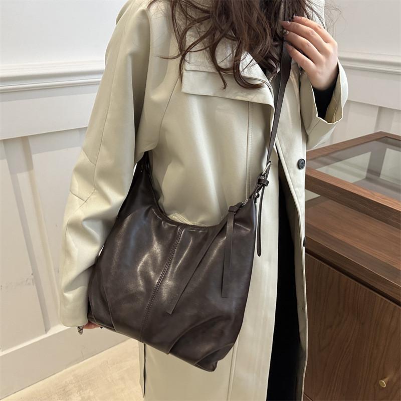 Fashionable Minimalist Shoulder Tote Bag Stylish Large Capacity Handbag In Black Brown And Coffee For Everyday Use