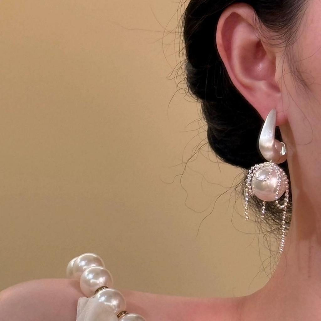 A multi-wear pearl fringed earrings s111 silver needle light luxury high-end stud earrings retro temperament design earrings