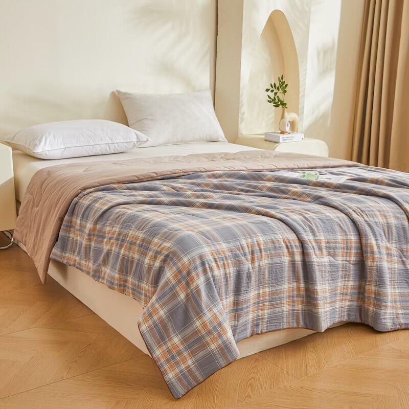 CALVERT KRIS Strawberry Bubble Summer Quilt