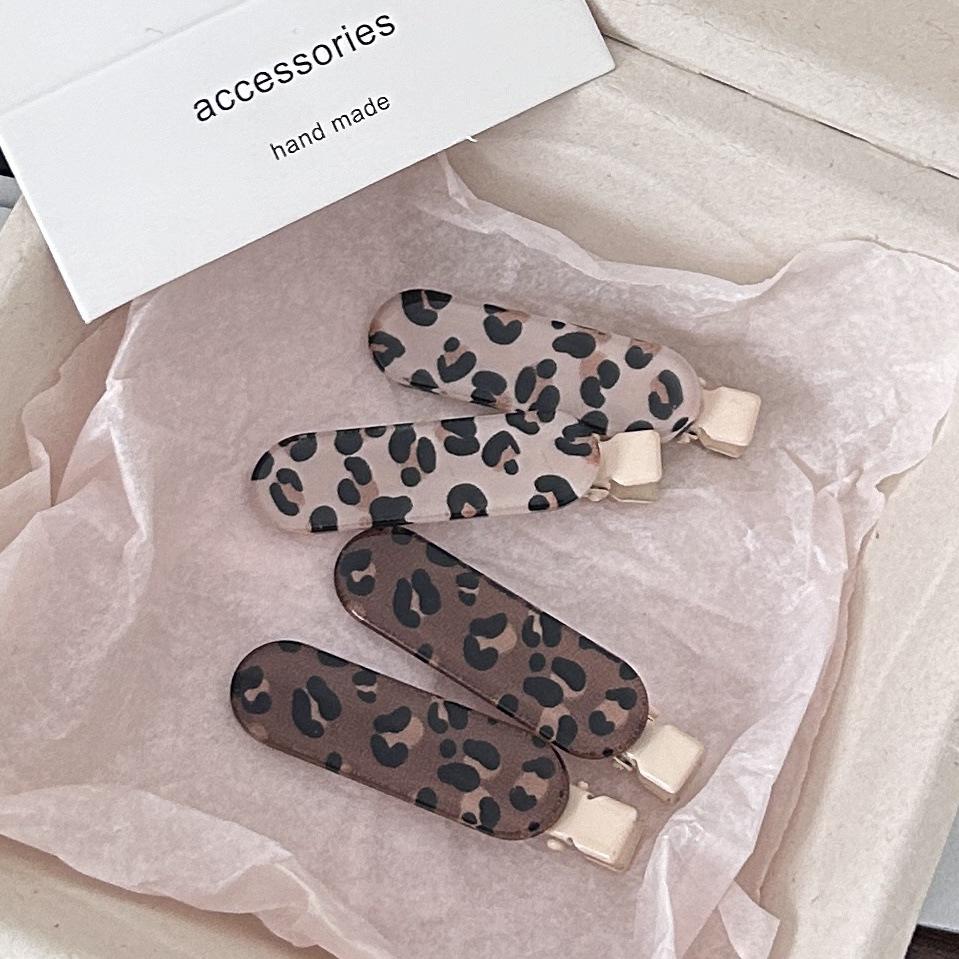 Leopard Print Oval Hair Clip: Trendy Autumn/Winter Accessory for Women.