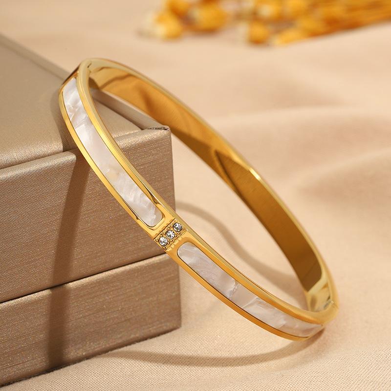 Hot-selling titanium steel bracelet, girls' high-end sense of fashion, popular light luxury in Europe and the United States, Gypsy star love diamond