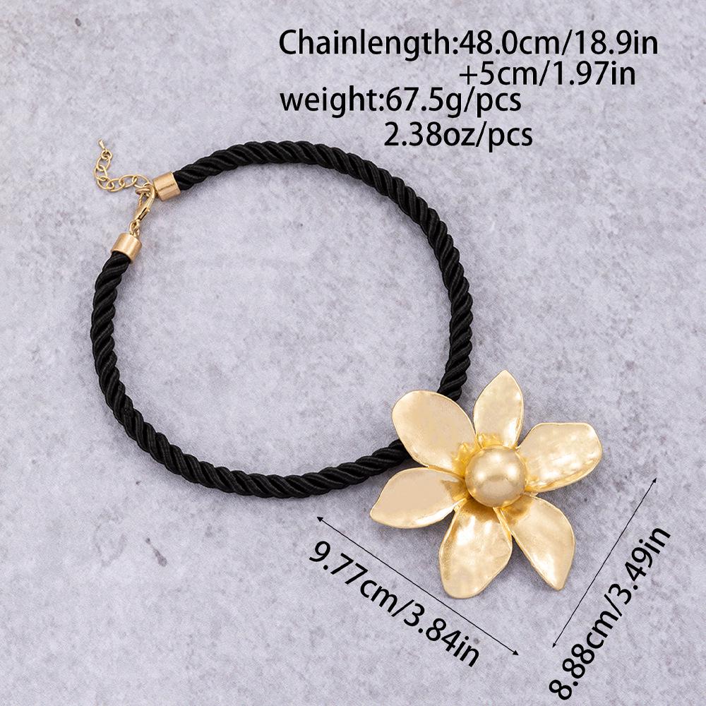 

Європейсько-американський осінньо-зимовий металевий панк-намисто з товстої мотузки з 3D-дизайном квітки