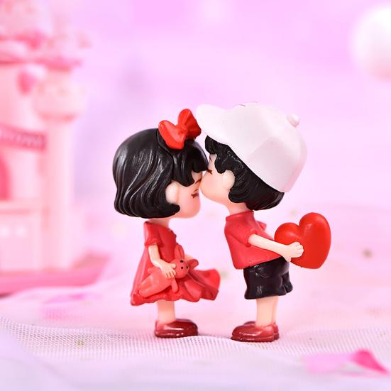2Pcs Couple Sculptures Adorable Sweet Expression Sportswear Decorative Vivid Little Boy Girl Kiss Statues Wedding Decoration