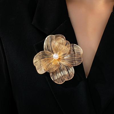 Elegant Women’s Brooch 3D Layered Golden Flower Retro Pin for Party Wedding Office Suit Shirt Accessories