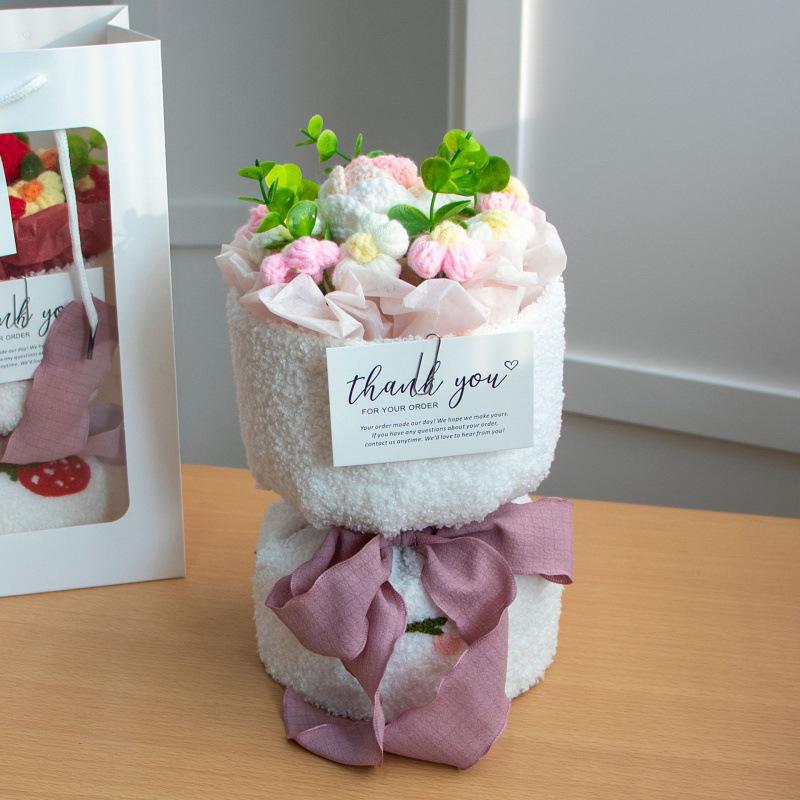 

В язаний вовняний букет для дівчини, найкращої подруги, вчительки чи мами – ідеальний подарунок на день народження та особливі свята