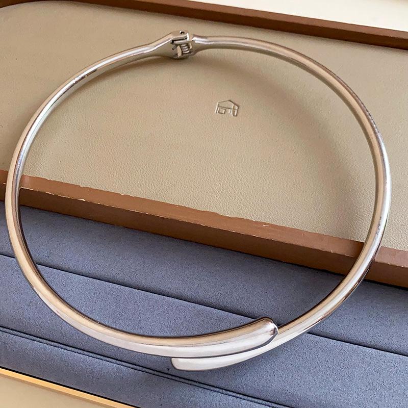 

Chic Water Drop Open Choker: Minimalist European & American Design Necklace for Women