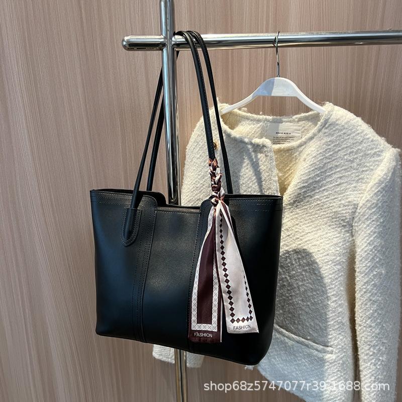 Textured bag women's 2025 new autumn and winter versatile shoulder bag women's popular class commuter tote bag