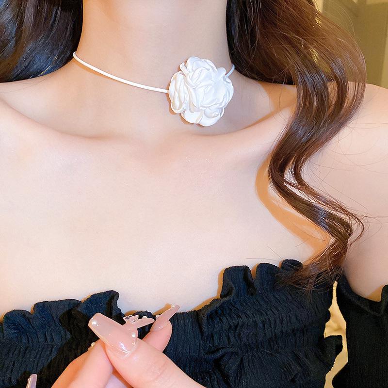 2023 High-End Black Rose Choker Necklace for Women - Elegant, Light Luxury Accessory