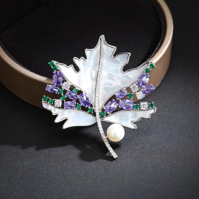 

Брошь «Кленовый лист», Высококлассный и Роскошный Женский Шарм, Брошь с Имитацией Жемчуга, Изысканный и Модный Значок для Костюма серебряный/фиолетовый