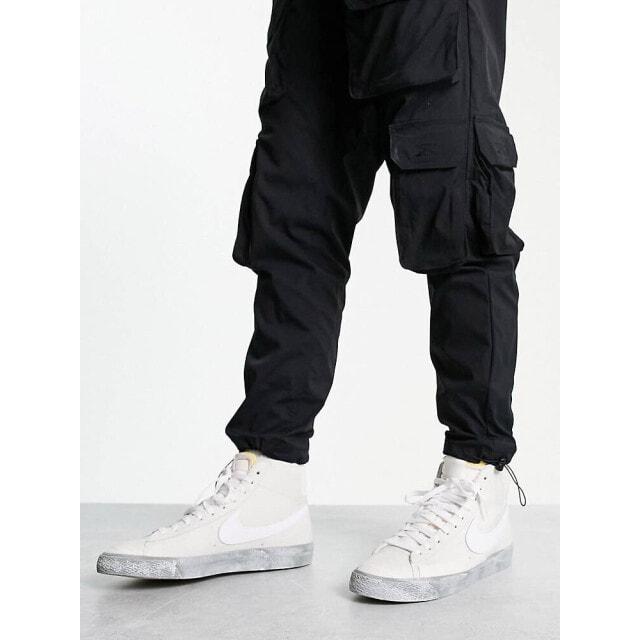 

Белые кроссовки Nike Blazer Mid 77 на серой подошве