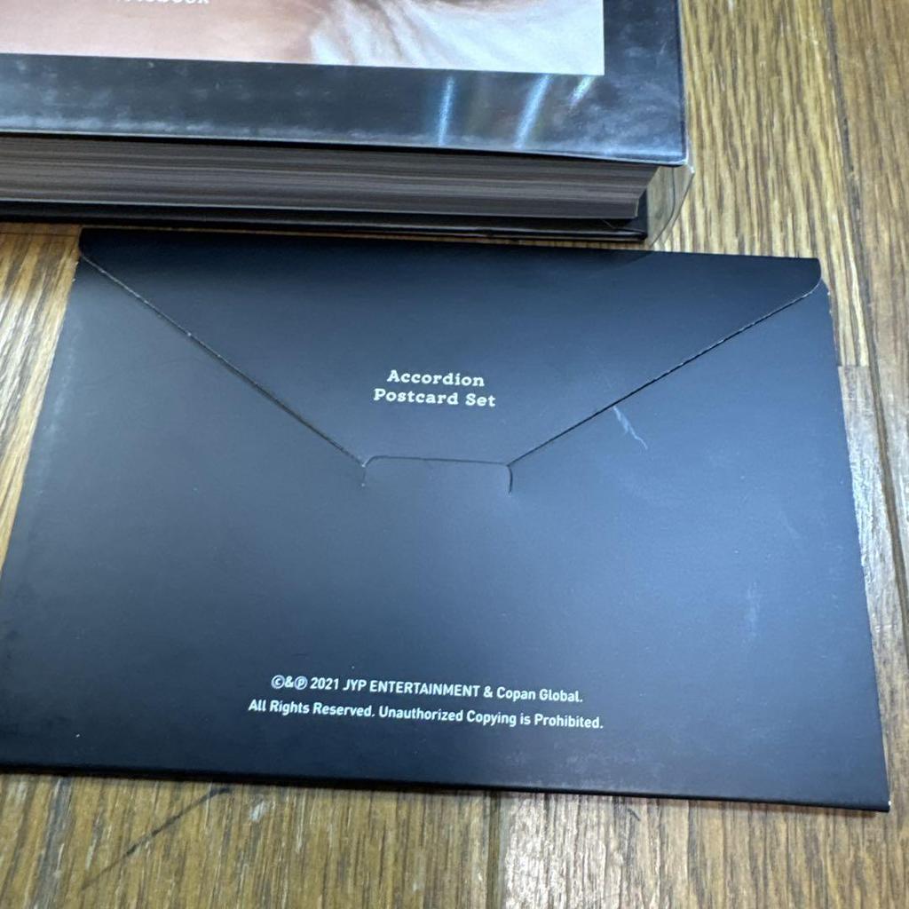 [USED] TWICE SANA Sana Deluxe Photobook "Yes, I am Sana" with Trading Card