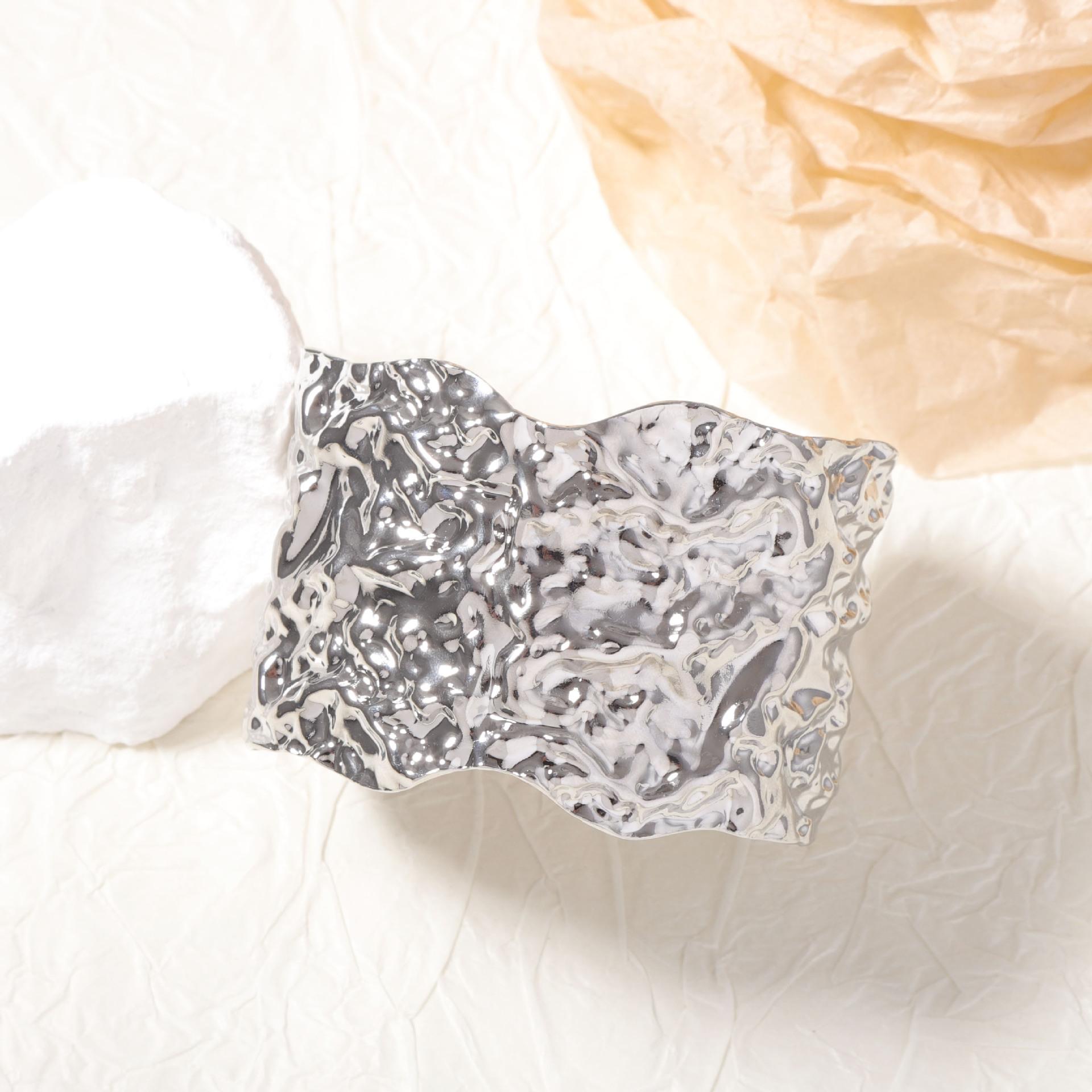 

Хип-хоп панк стиль, модный и простой, женский браслет с вогнуто-выпуклой широкой металлической поверхностью, универсальный для повседневной носки.