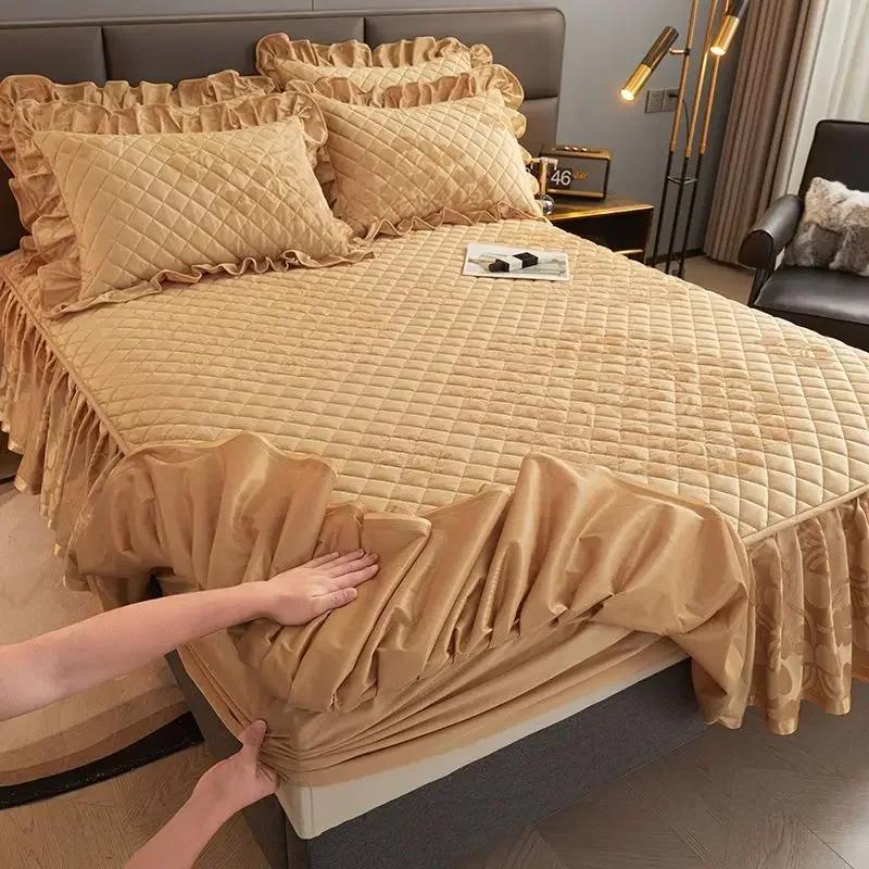 Varmt fløyelspolstret sengeteppe på sengen Tykket krystallfløyel Støvtett, fullstendig pakket madrassbeskyttelsestrekk