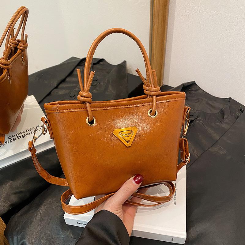 Ins Retro Portable Small Bag Women's 2025 Winter New Small Bucket Bag Versatile Shoulder Messenger Bag Commuter Women's Bag