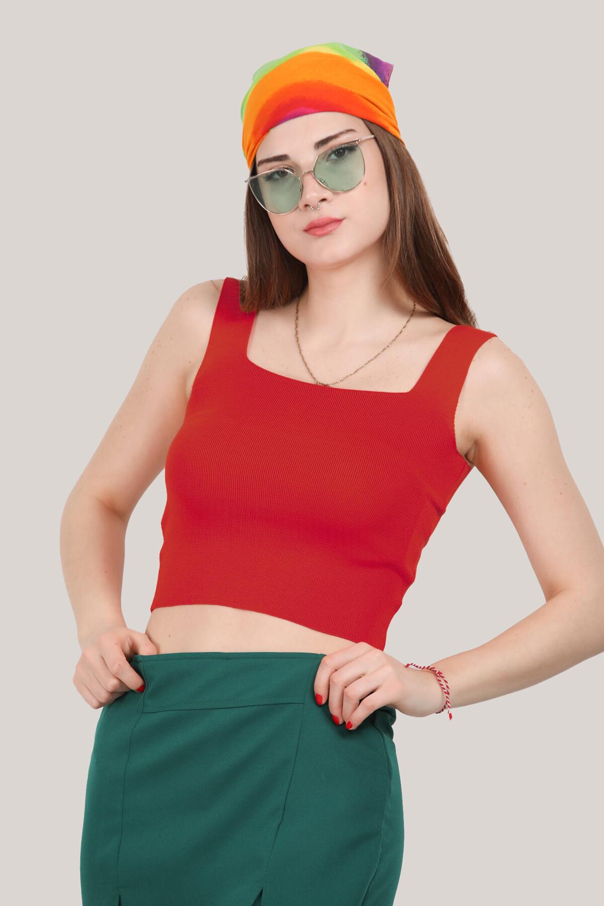 

Женская короткая блузка