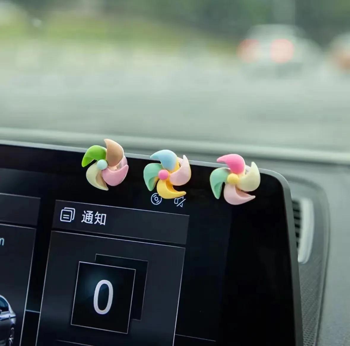 

Car ornaments small wind-driven car rotating creative decorations center console interior decorations rotating cars accessories