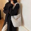 2025 Retro-Style Plush Bucket Bag: Women's Large Capacity Autumn/Winter Soft Furry Commuter Crossbody Bag